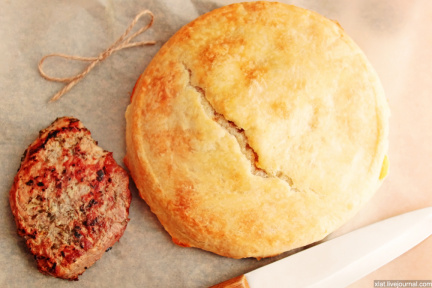 Томатно-луковый пирог и стейк с чесноком и розмарином
