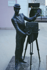 Омск. Памятник фотографу около скульптуры М.А. Шаниной