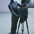 Омск. Памятник фотографу около скульптуры М.А. Шаниной