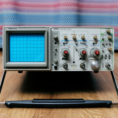 Инструменты: Tektronix 2215A